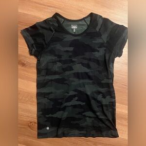 Athleta Momentum Seamless Tee in a black and grey camo print Size Large